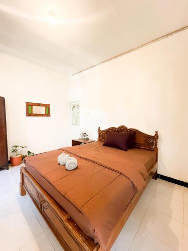 um quarto com uma cama grande com duas toalhas em Villa Pakem em Bedoyo