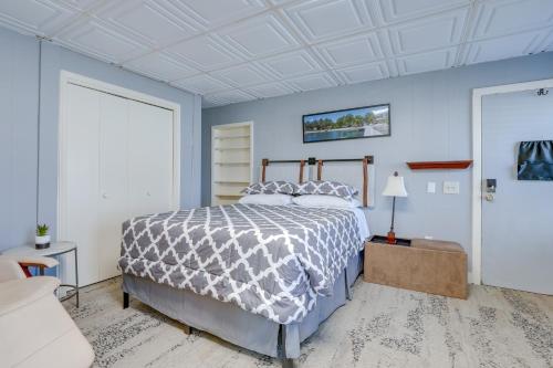 - une chambre avec un lit et des murs bleus dans l'établissement Cozy Kalamazoo Studio, 4 Mi to Downtown Area!, à Kalamazoo