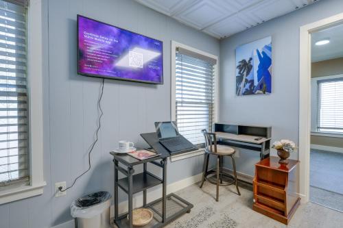 Televisyen dan/atau pusat hiburan di Cozy Kalamazoo Studio, 4 Mi to Downtown Area!