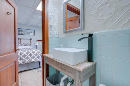 d'une salle de bains avec lavabo et d'une chambre. dans l'établissement Cozy Kalamazoo Studio, 4 Mi to Downtown Area!, à Kalamazoo