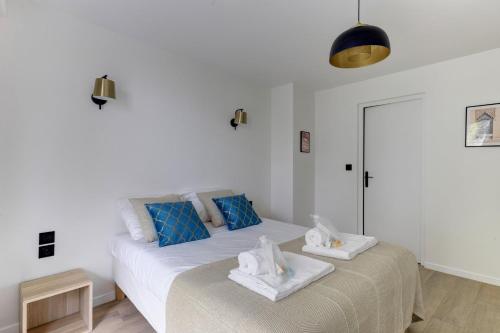 um quarto com 2 camas e toalhas em 322 Suite Fes - Superb apartment em Suresnes