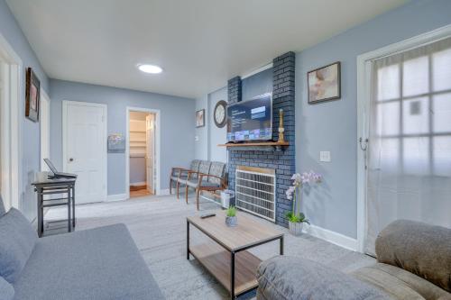 Телевизор и/или развлекательный центр в Kalamazoo Vacation Rental Near Golf and Parks!