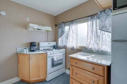 Кухня или мини-кухня в Kalamazoo Vacation Rental Near Golf and Parks!
