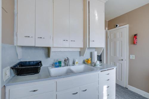 Кухня или мини-кухня в Kalamazoo Vacation Rental Near Golf and Parks!
