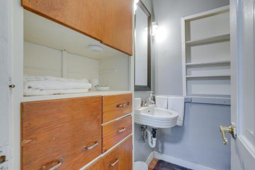Ванная комната в Kalamazoo Vacation Rental Near Golf and Parks!