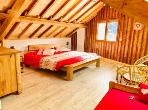 1 dormitorio con 1 cama en una casa de madera en GITE COSTE BELLE, en Pont-du-Fossé