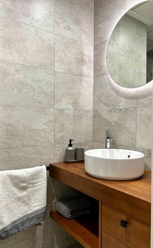 a bathroom with a sink and a mirror at Apartamento Boutique - Palm City Centro in Elche