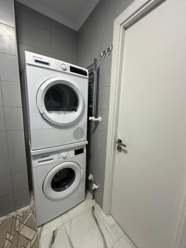 Căuşeni的住宿－Apartament for rent，小型浴室内的洗衣机和烘干机