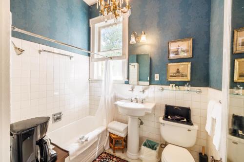 La salle de bains est pourvue d'un lavabo, de toilettes et d'une baignoire. dans l'établissement Belle Oaks Inn, à Gonzales