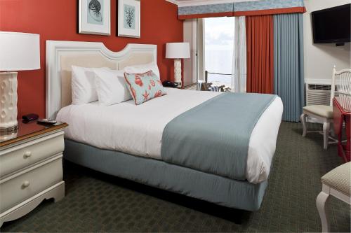 Surfside Hotel and Suites في بروفينستاون: غرفة الفندق بسرير كبير ومكتب