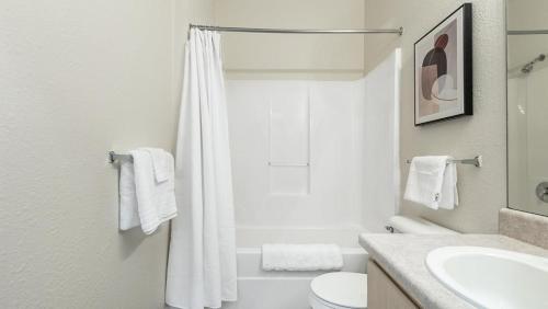 y baño blanco con ducha y aseo. en Landing - Modern Apartment with Amazing Amenities (ID9894X86), en Holland