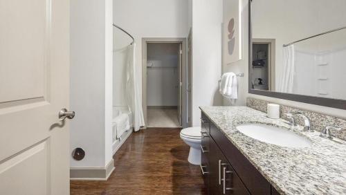bagno bianco con lavandino e servizi igienici di Landing - Modern Apartment with Amazing Amenities (ID2269) a Franklin