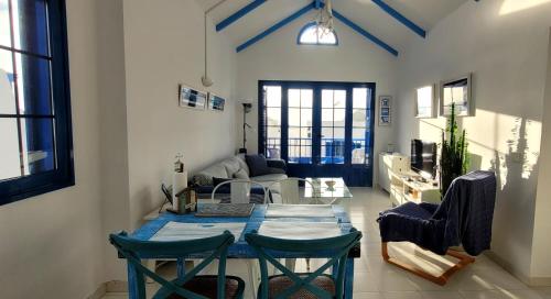 ein Wohnzimmer mit einem Tisch und Stühlen in der Unterkunft Sunrise Casita del Mar in Arrieta