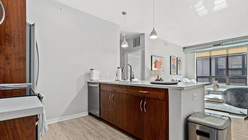Landing - Modern Apartment with Amazing Amenities (ID8458X97) في سانت بول: مطبخ مع حوض وحوض استحمام