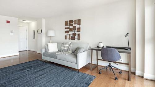 - un salon avec un canapé, un bureau et une chaise dans l'établissement Landing - Modern Apartment with Amazing Amenities (ID1316X116), à Bethesda