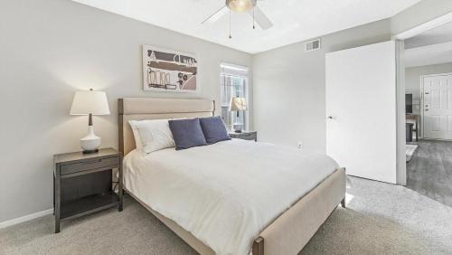 - une chambre blanche avec un lit et une lampe dans l'établissement Landing - Modern Apartment with Amazing Amenities (ID8404X94), à Cordova