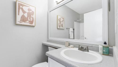 a white bathroom with a sink and a mirror at Landing - Modern Apartment with Amazing Amenities (ID8404X94) in Cordova