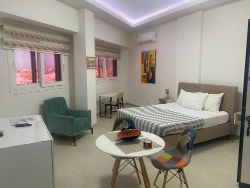 a hotel room with a bed and a table and chairs at Studio Très Moderne Gallo 1 - Mamelles Dakar in Dakar