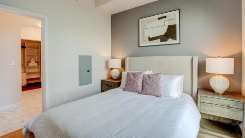 - une chambre avec un lit blanc et deux lampes dans l'établissement Landing - Modern Apartment with Amazing Amenities (ID8310X07), à Salt Lake City