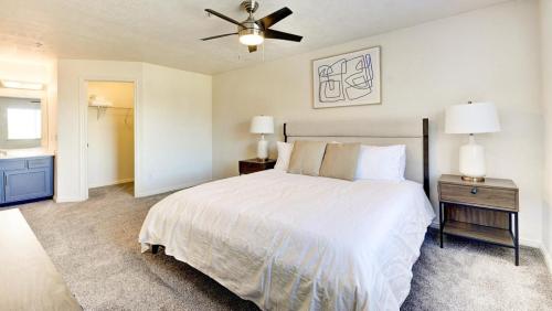 een slaapkamer met een bed en een plafondventilator bij Landing - Modern Apartment with Amazing Amenities (ID7595X39) in Ogden