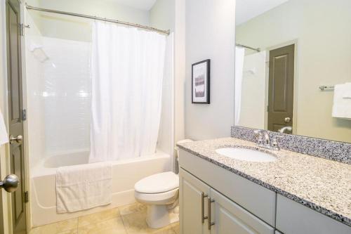 uma casa de banho com um lavatório, um WC e um chuveiro em Landing - Modern Apartment with Amazing Amenities (ID3752) em Atlanta