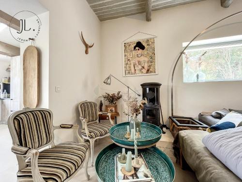 un salon avec deux chaises et une table dans l'établissement La villa Paradis, à La Seyne-sur-Mer