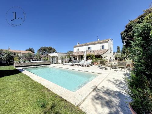 une piscine devant une maison dans l'établissement La villa Paradis, à La Seyne-sur-Mer