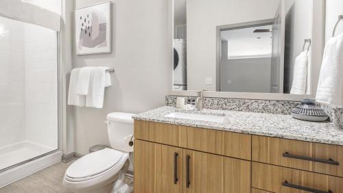 ein Bad mit einem WC, einem Waschbecken und einer Dusche in der Unterkunft Landing - Modern Apartment with Amazing Amenities (ID1208X248) in Charlotte