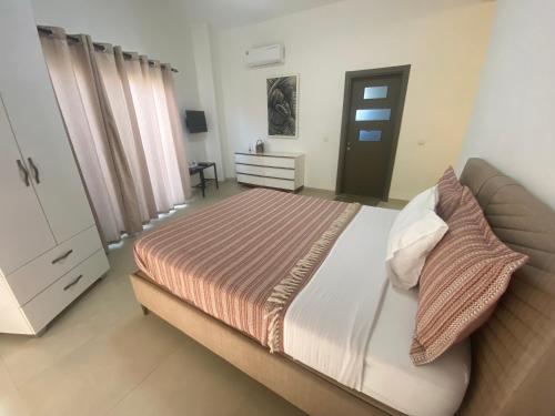 una camera da letto con un letto grande e una cassettiera di Apt De Luxe Gallo 2 - Mamelles Dakar a Dakar