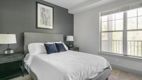 里士滿的住宿－Landing - Modern Apartment with Amazing Amenities (ID6167X30)，卧室配有白色的床和窗户。