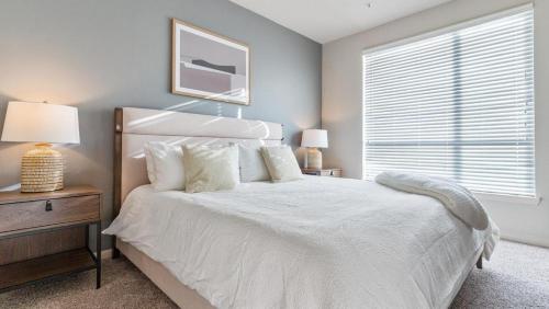 una camera con un letto bianco e una finestra di Landing - Modern Apartment with Amazing Amenities (ID7779X23) ad Austin