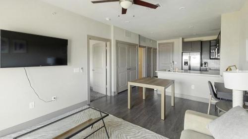 Virtuvė arba virtuvėlė apgyvendinimo įstaigoje Landing - Modern Apartment with Amazing Amenities (ID9836X14)