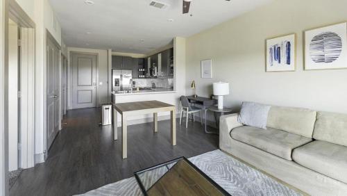 Uma área de estar em Landing - Modern Apartment with Amazing Amenities (ID9836X14)