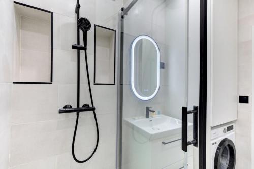une salle de bain avec douche et lavabo dans l'établissement 321 Suite New Delhi - Superbe appartement, à Suresnes