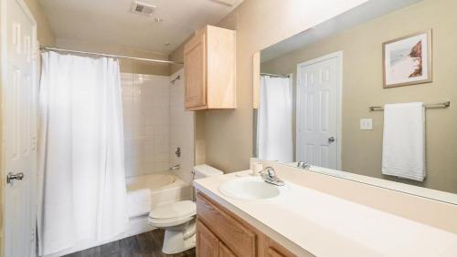 een badkamer met een wastafel, een toilet en een douche bij Landing - Modern Apartment with Amazing Amenities (ID8246X10) in Tulsa