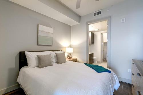 - une chambre avec un grand lit blanc et des oreillers dans l'établissement Landing - Modern Apartment with Amazing Amenities (ID4772X11), à Dallas