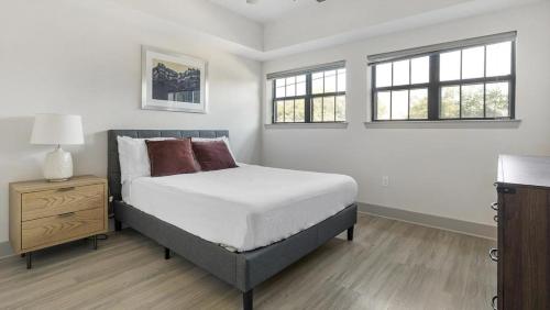 Giường trong phòng chung tại Landing Modern Apartment with Amazing Amenities (ID3067X46)