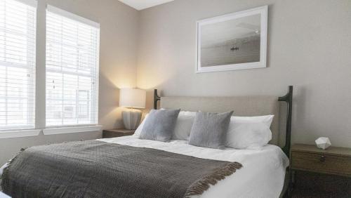 um quarto com uma cama e duas janelas em Landing - Modern Apartment with Amazing Amenities (ID2396X34) em Baton Rouge