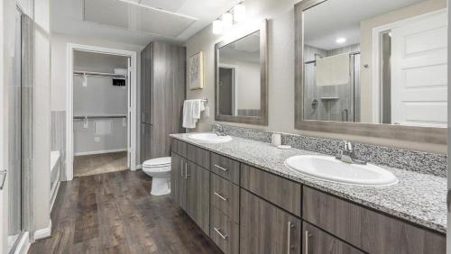 uma casa de banho com 2 lavatórios e um WC em Landing - Modern Apartment with Amazing Amenities (ID7253X29) em San Antonio