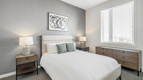 Llit o llits en una habitació de Landing - Modern Apartment with Amazing Amenities (ID7068X06)