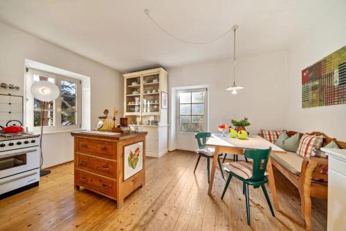 APARTMENT im garten 9 في غارغازون: مطبخ وغرفة معيشة مع طاولة وكراسي