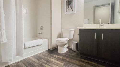 uma casa de banho com um WC, uma banheira e um lavatório. em Landing - Modern Apartment with Amazing Amenities (ID5166X12) em Denver