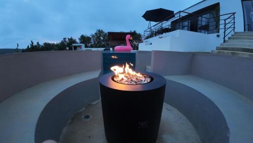 eine Feuerstelle in der Mitte einer Terrasse in der Unterkunft Hermosa Villa con piscina in Los Santos