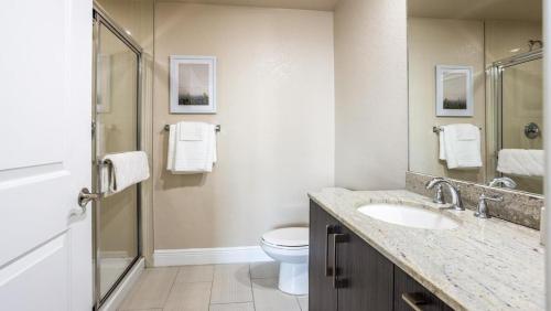 een witte badkamer met een toilet en een wastafel bij Landing - Modern Apartment with Amazing Amenities (ID7823X09) in Miami