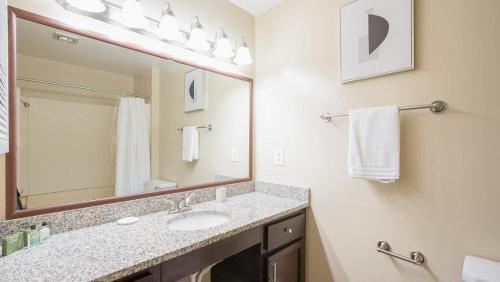 A bathroom at Landing - Modern Apartment with Amazing Amenities (ID8092X75)