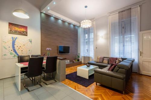 Lovely purplish apartment heart of the city