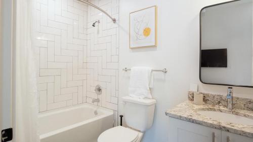 Baño blanco con aseo y lavamanos en Landing - Modern Apartment with Amazing Amenities (ID5790X34), en Birmingham