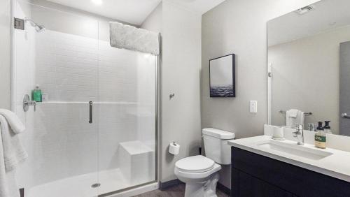 W łazience znajduje się prysznic, toaleta i umywalka. w obiekcie Landing - Modern Apartment with Amazing Amenities (ID7458X47) w mieście Tucson