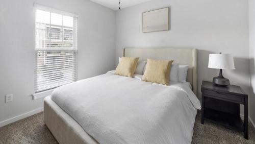 Katil atau katil-katil dalam bilik di Landing - Modern Apartment with Amazing Amenities (ID1393X588)