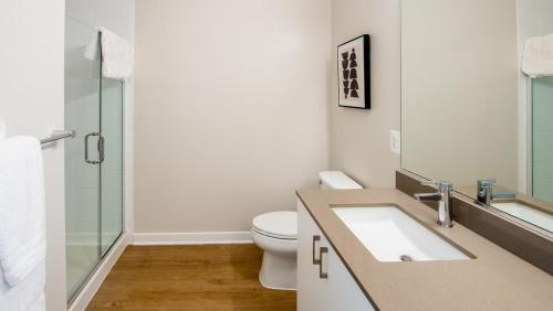 een badkamer met een toilet, een wastafel en een douche bij Landing - Modern Apartment with Amazing Amenities (ID4177X58) in Owings Mills